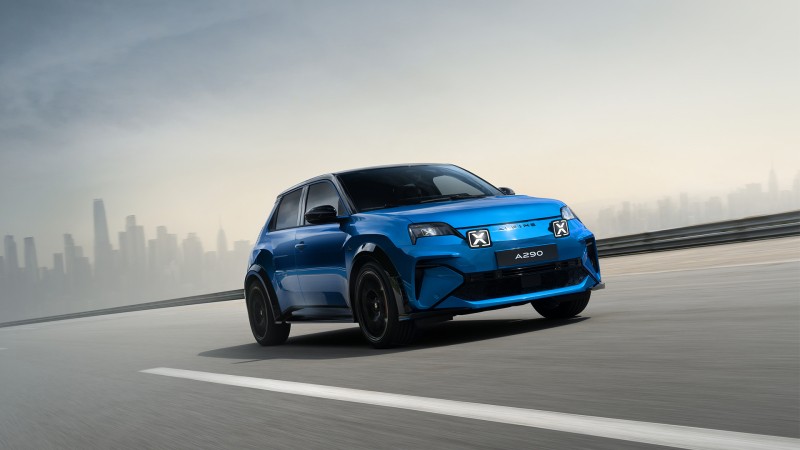 Модель Alpine 220.A290 EV навевает воспоминания о классическом хот-хэтче.