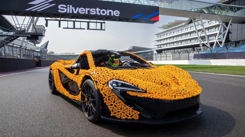 Компания Lego представляет полноразмерную модель управляемого автомобиля McLaren P1, собранную из 343 000 деталей Technic. Модель способна развивать скорость до 40 миль в час.