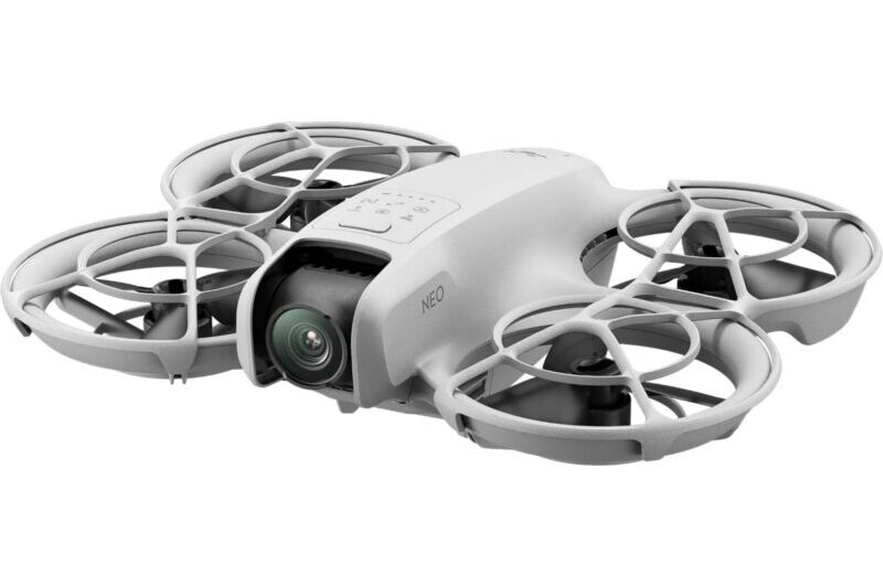 DJI Neo — самый компактный и лёгкий дрон, способный снимать видео в формате 4К. Это отличный выбор по привлекательной цене.